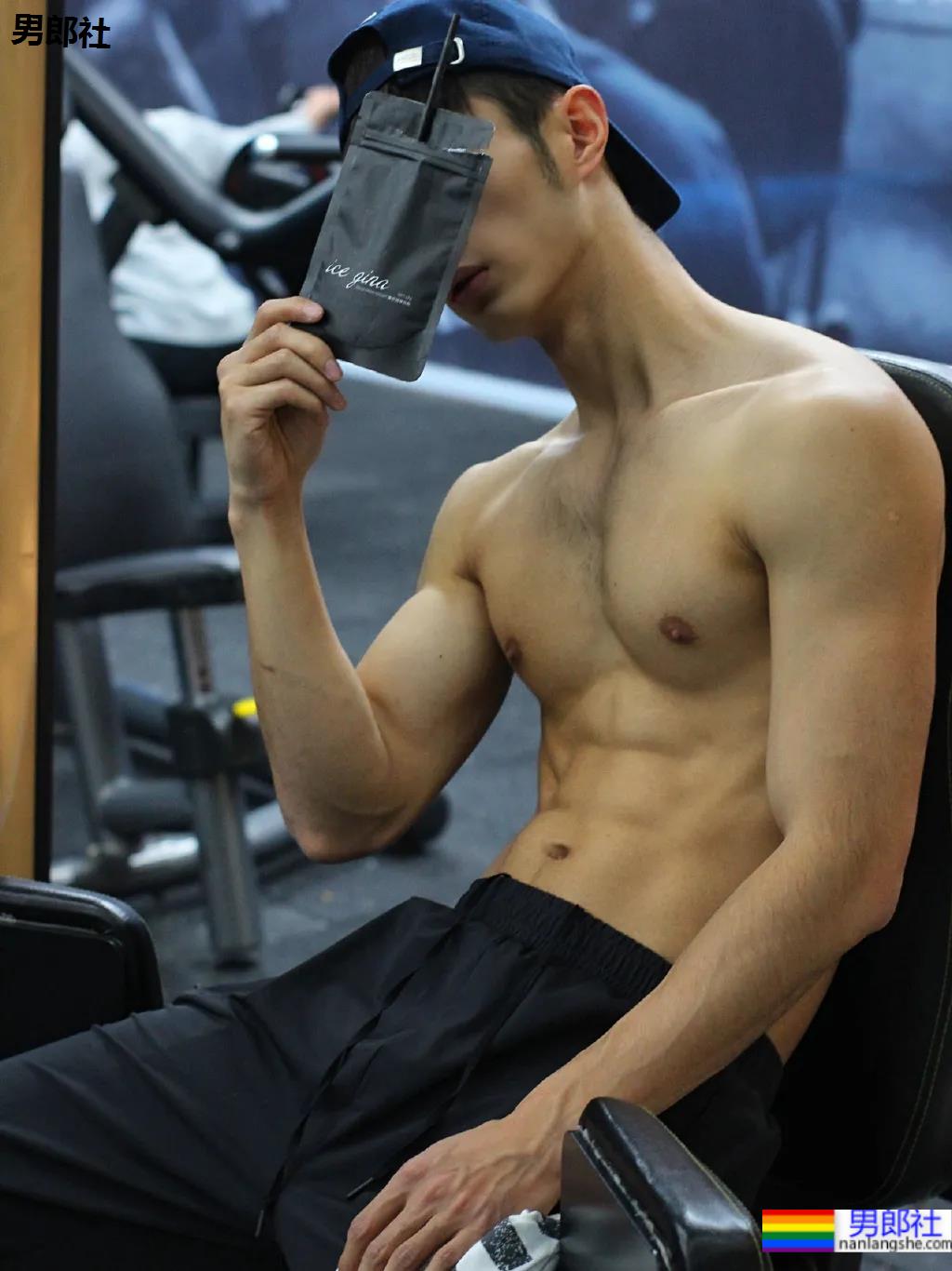 185大长腿体育系网红博主，这腹肌看起来嘎嘣脆！ - 51虹马