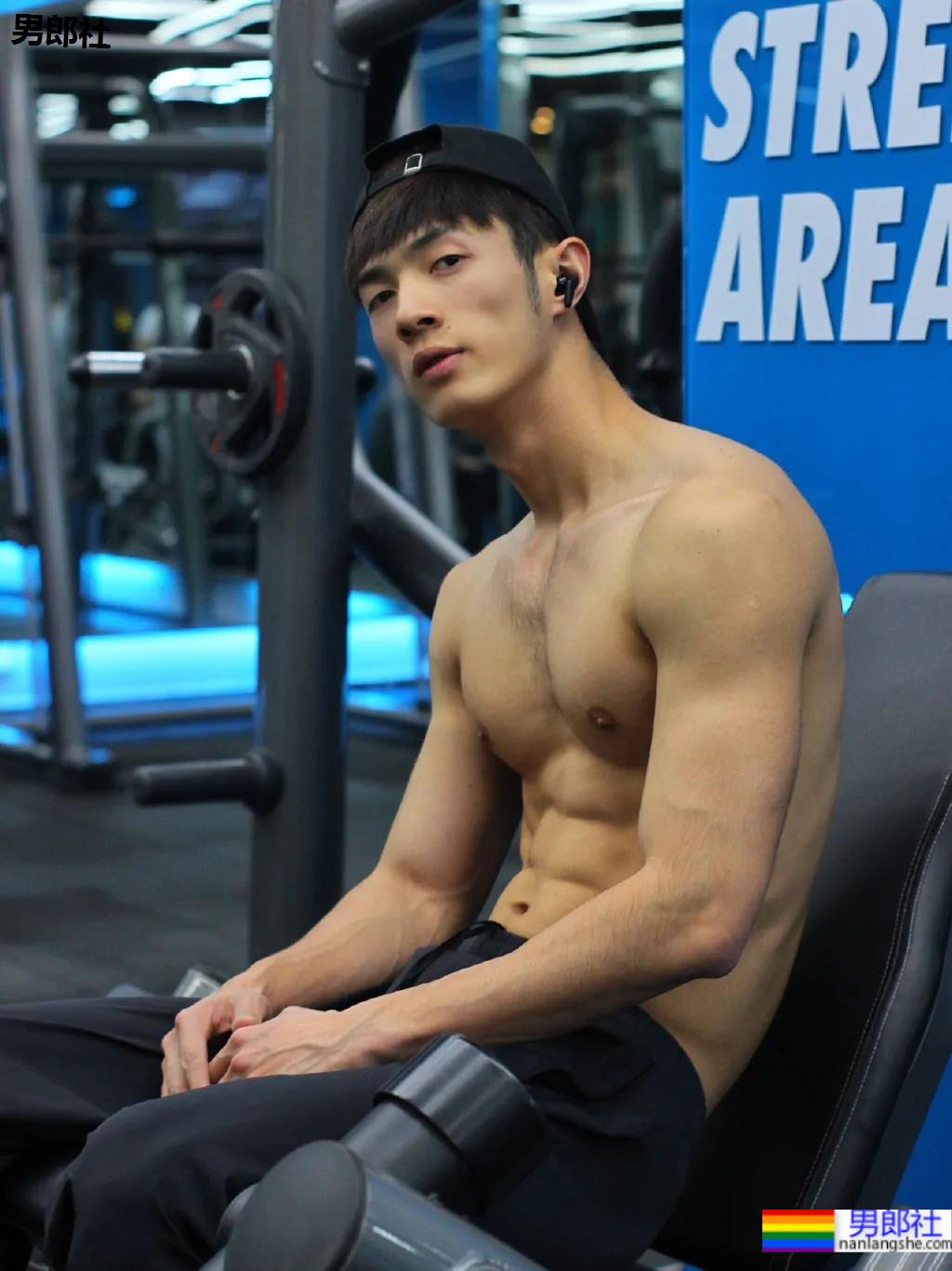 185大长腿体育系网红博主，这腹肌看起来嘎嘣脆！ - 51虹马