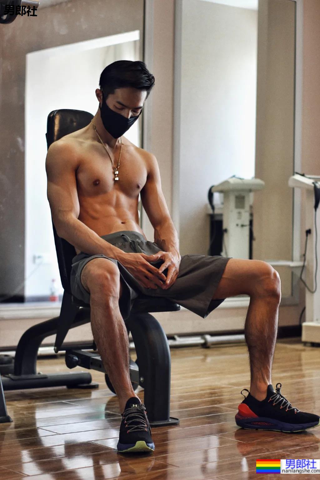 185大长腿体育系网红博主，这腹肌看起来嘎嘣脆！ - 51虹马