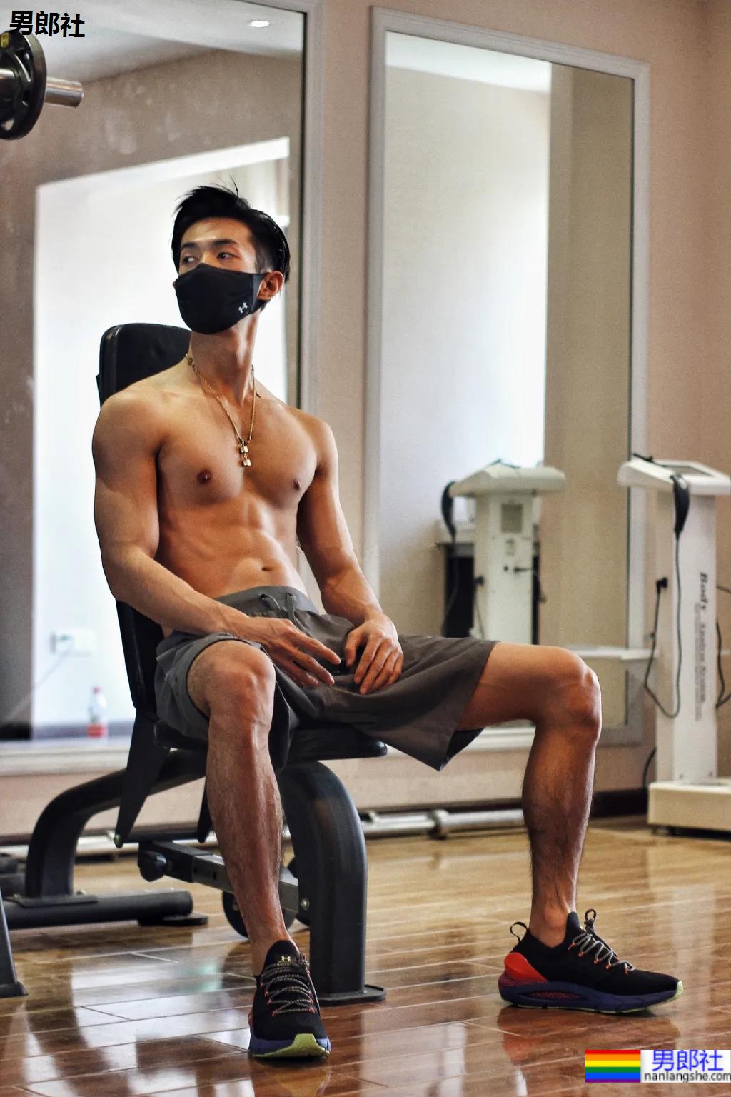 185大长腿体育系网红博主，这腹肌看起来嘎嘣脆！ - 51虹马