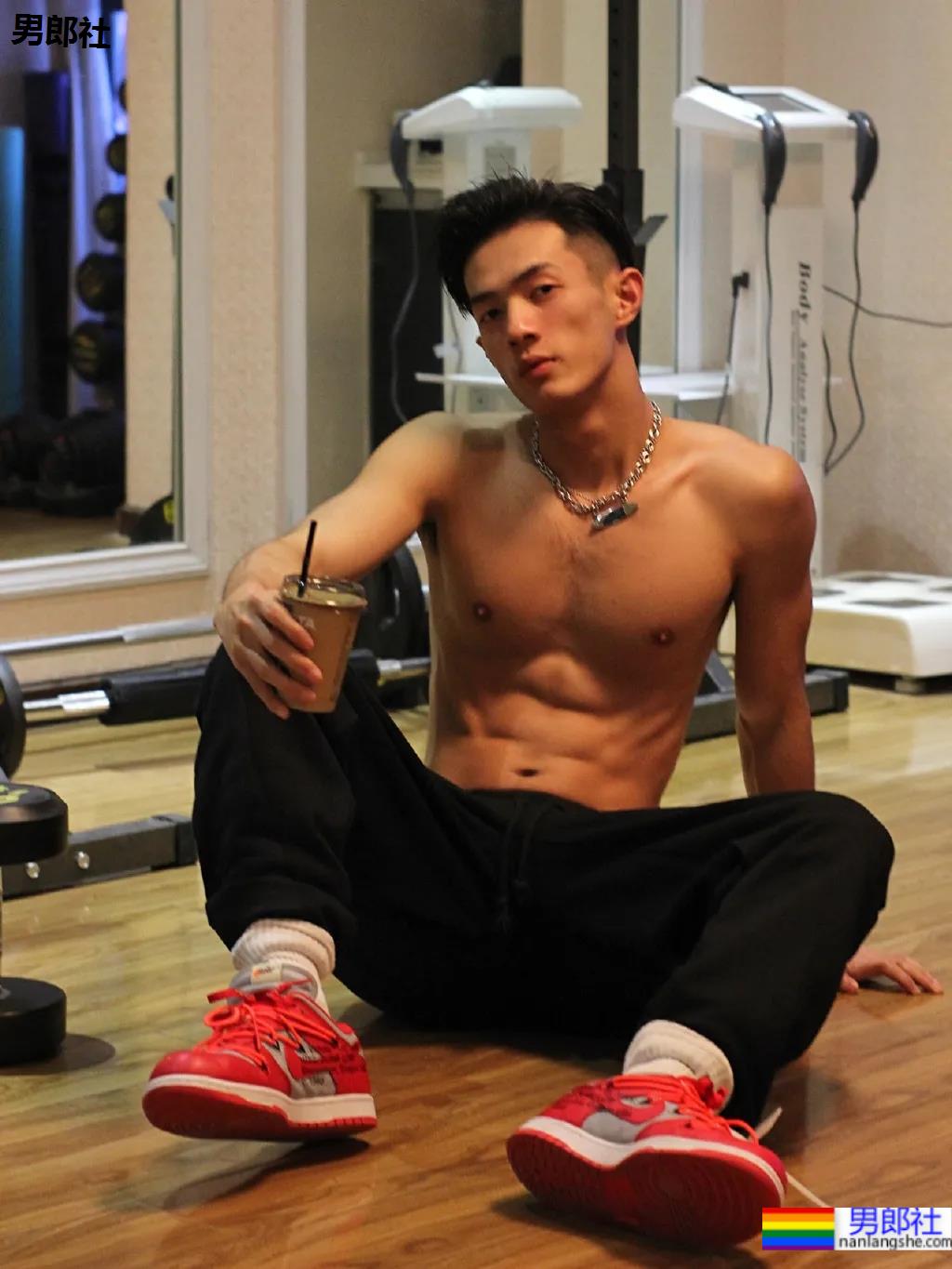 185大长腿体育系网红博主，这腹肌看起来嘎嘣脆！ - 51虹马