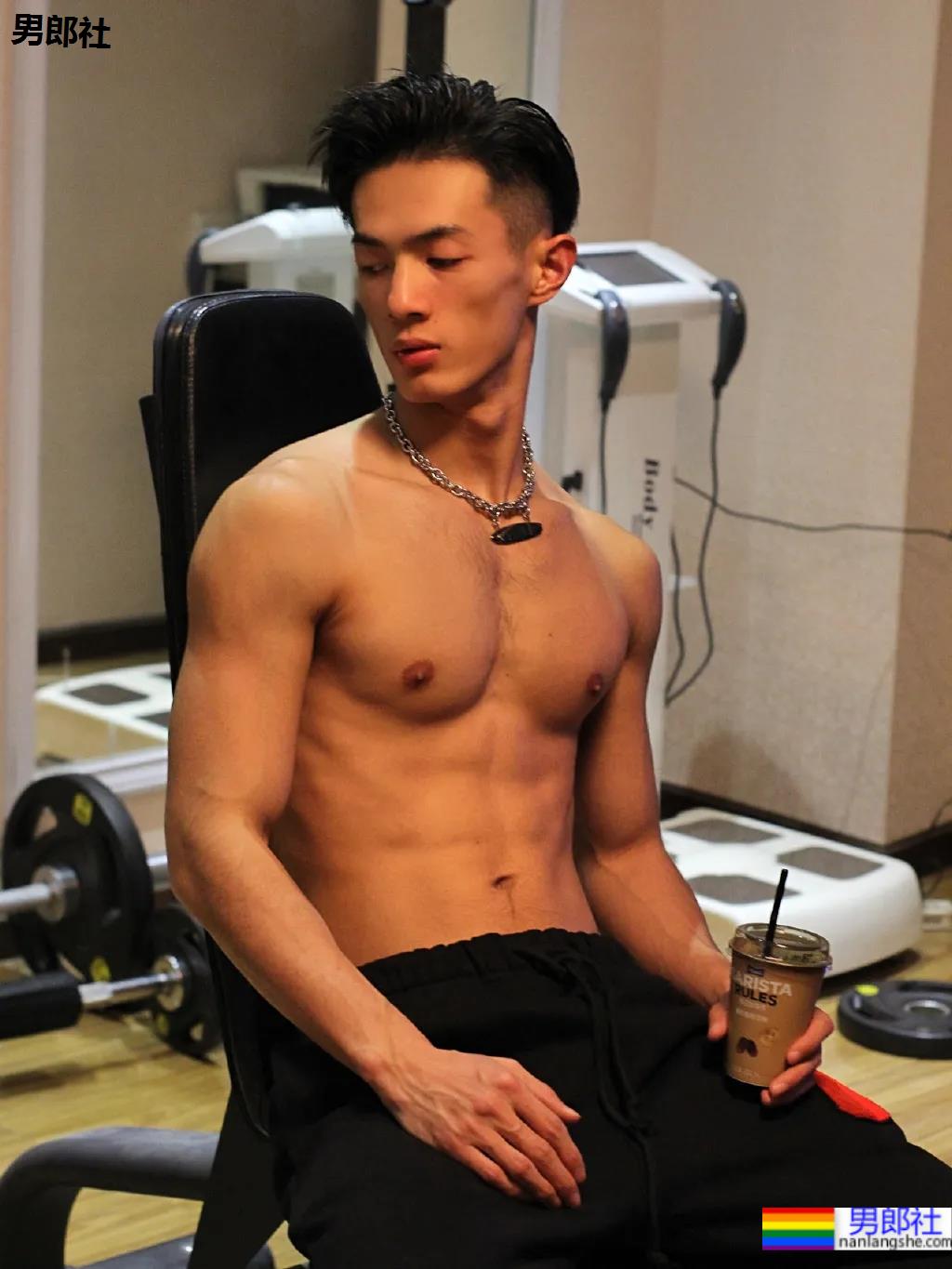 185大长腿体育系网红博主，这腹肌看起来嘎嘣脆！ - 51虹马