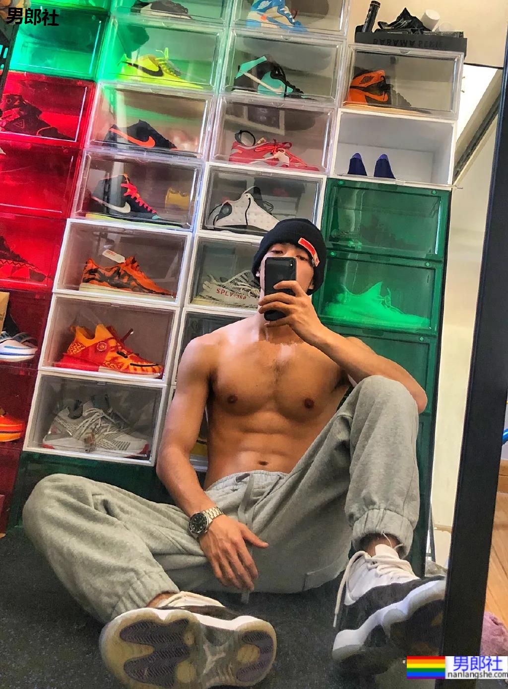 185大长腿体育系网红博主，这腹肌看起来嘎嘣脆！ - 51虹马