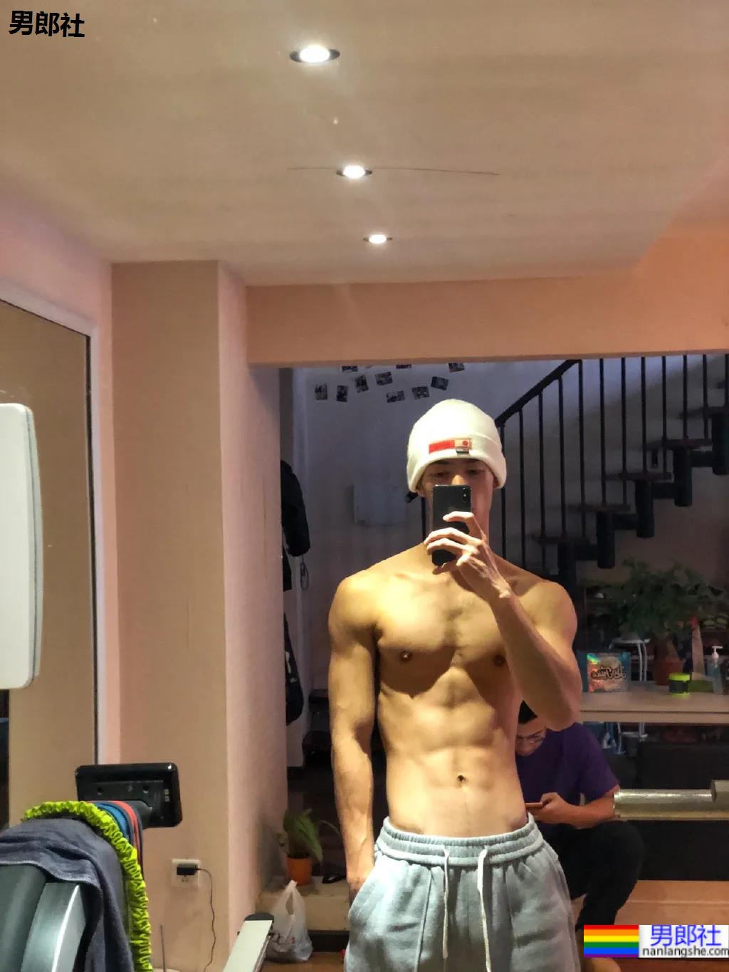 185大长腿体育系网红博主，这腹肌看起来嘎嘣脆！ - 51虹马