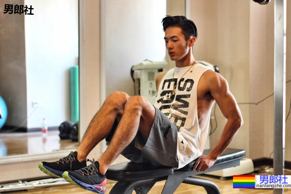 185大长腿体育系网红博主，这腹肌看起来嘎嘣脆！ - 51虹马