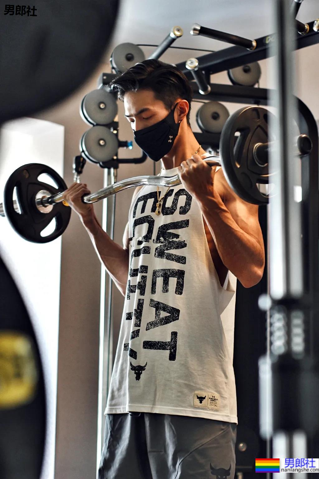 185大长腿体育系网红博主，这腹肌看起来嘎嘣脆！ - 51虹马