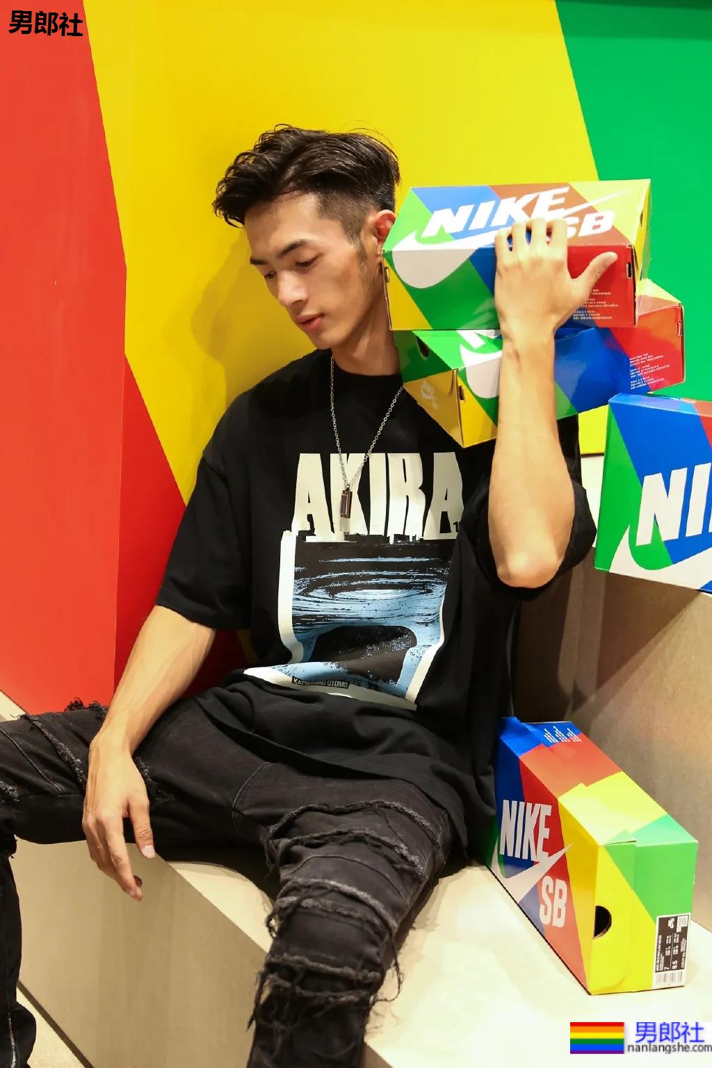 185大长腿体育系网红博主，这腹肌看起来嘎嘣脆！ - 51虹马