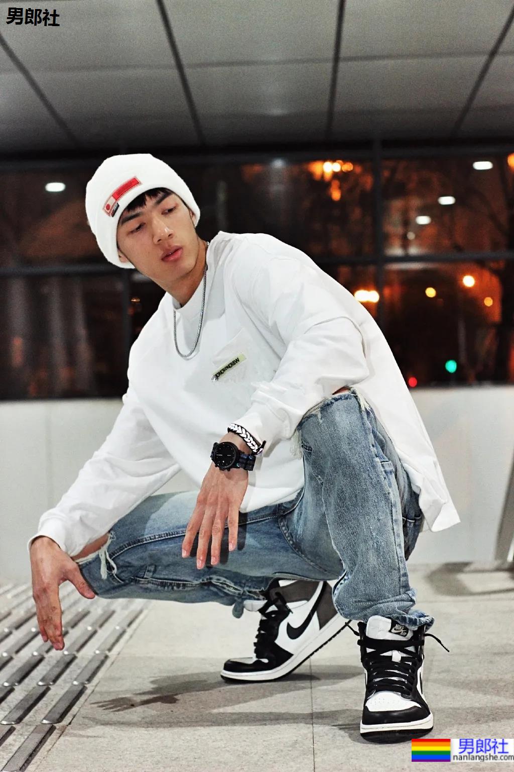 185大长腿体育系网红博主，这腹肌看起来嘎嘣脆！ - 51虹马