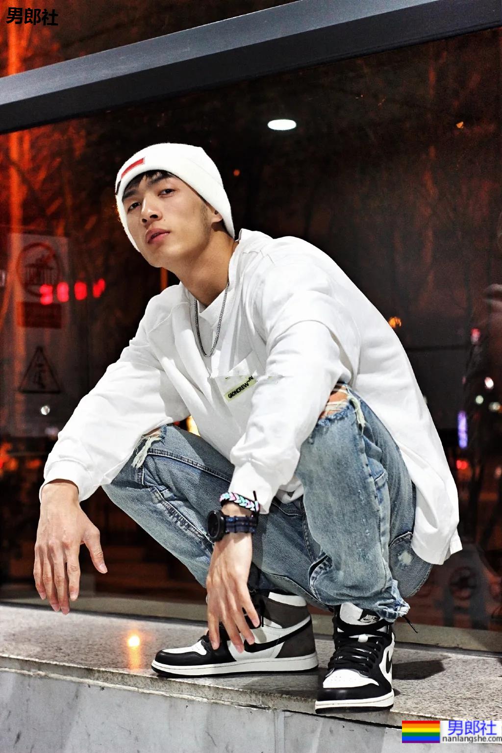 185大长腿体育系网红博主，这腹肌看起来嘎嘣脆！ - 51虹马