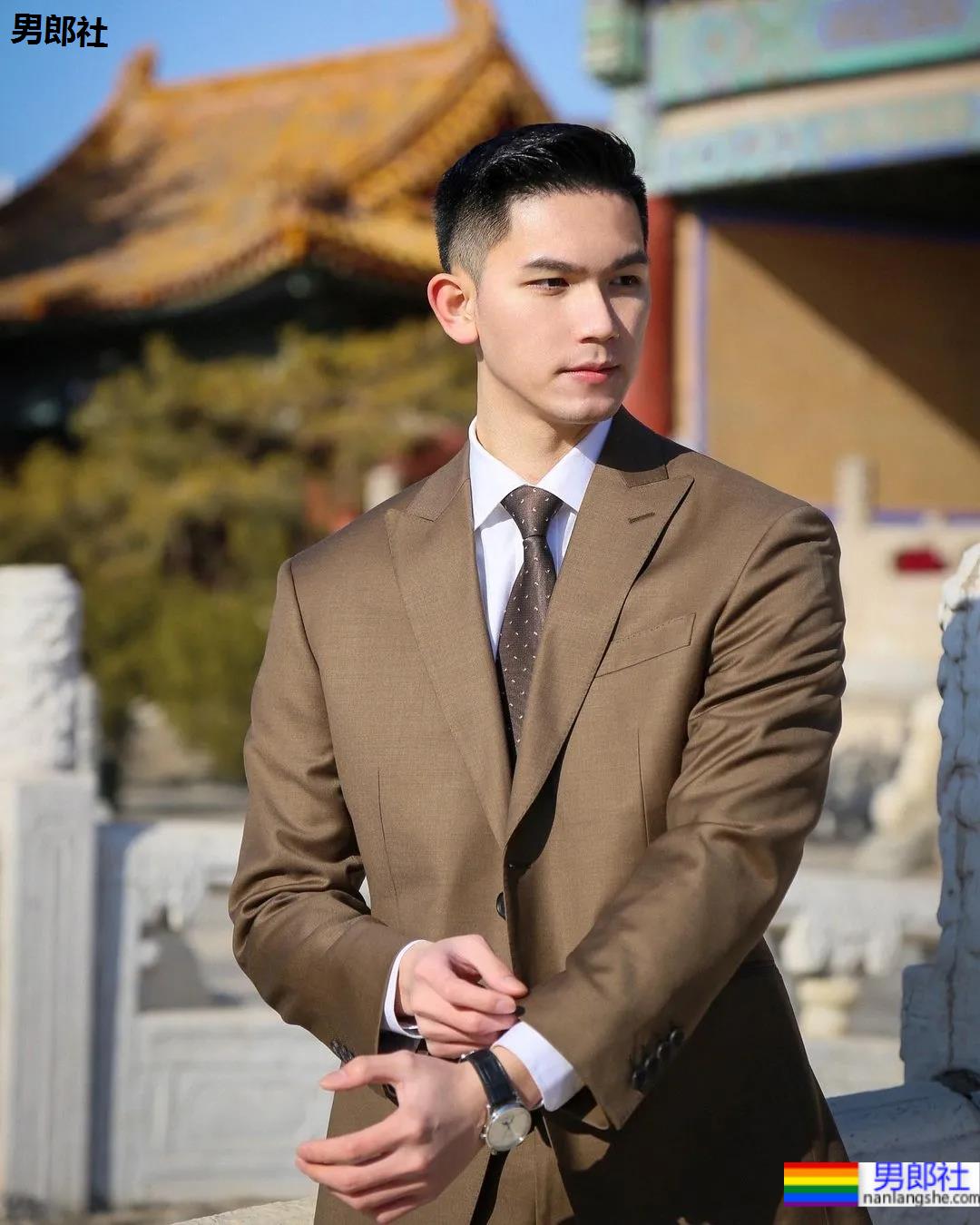 正装小哥来了,他怎么哪里都这么帅! - 51虹马 正装小哥来了,他怎么哪里都这么帅! - 51虹马