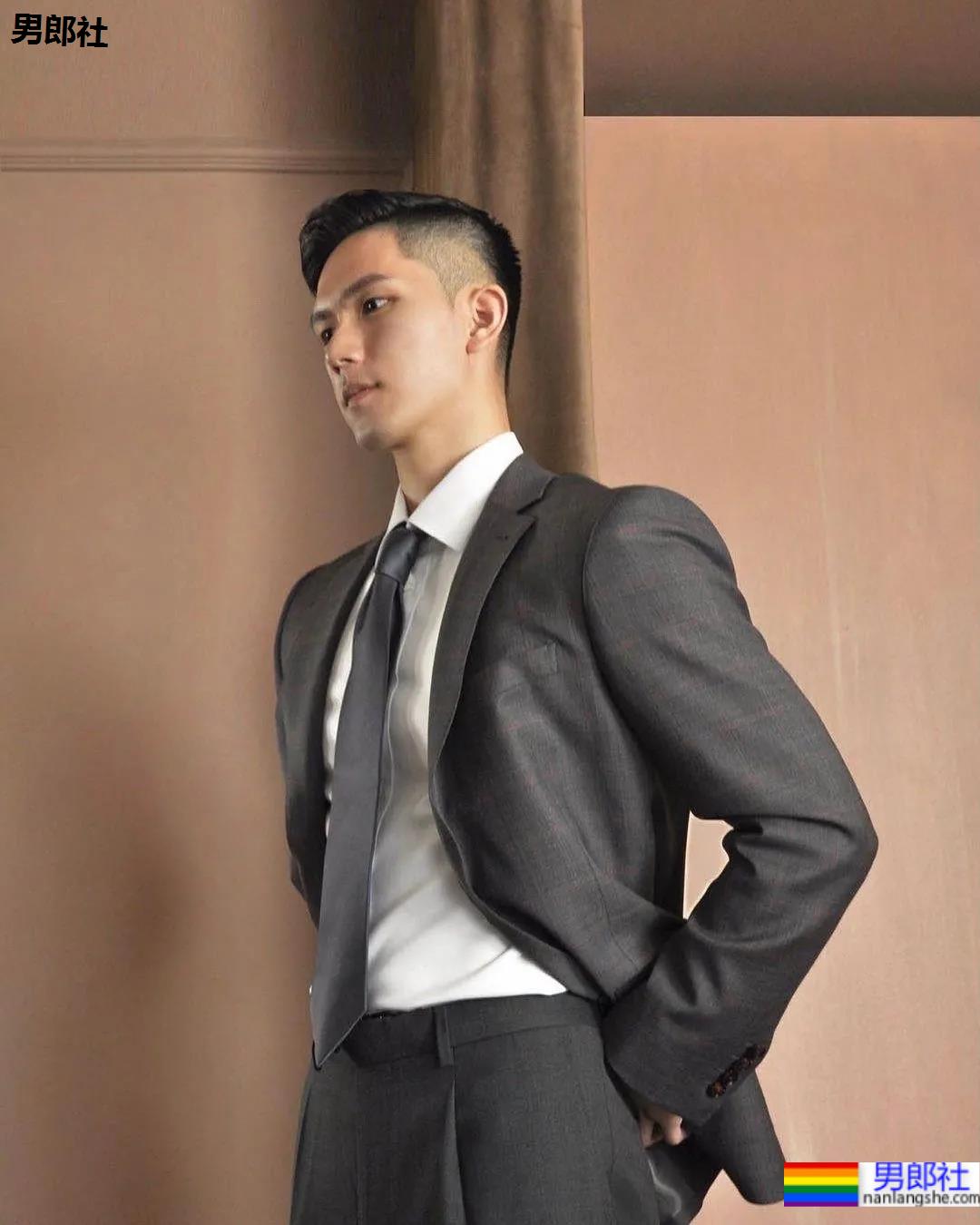 正装小哥来了,他怎么哪里都这么帅! - 51虹马 正装小哥来了,他怎么哪里都这么帅! - 51虹马