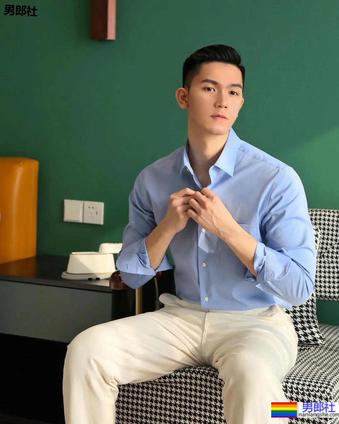 正装小哥来了,他怎么哪里都这么帅! - 51虹马 正装小哥来了,他怎么哪里都这么帅! - 51虹马