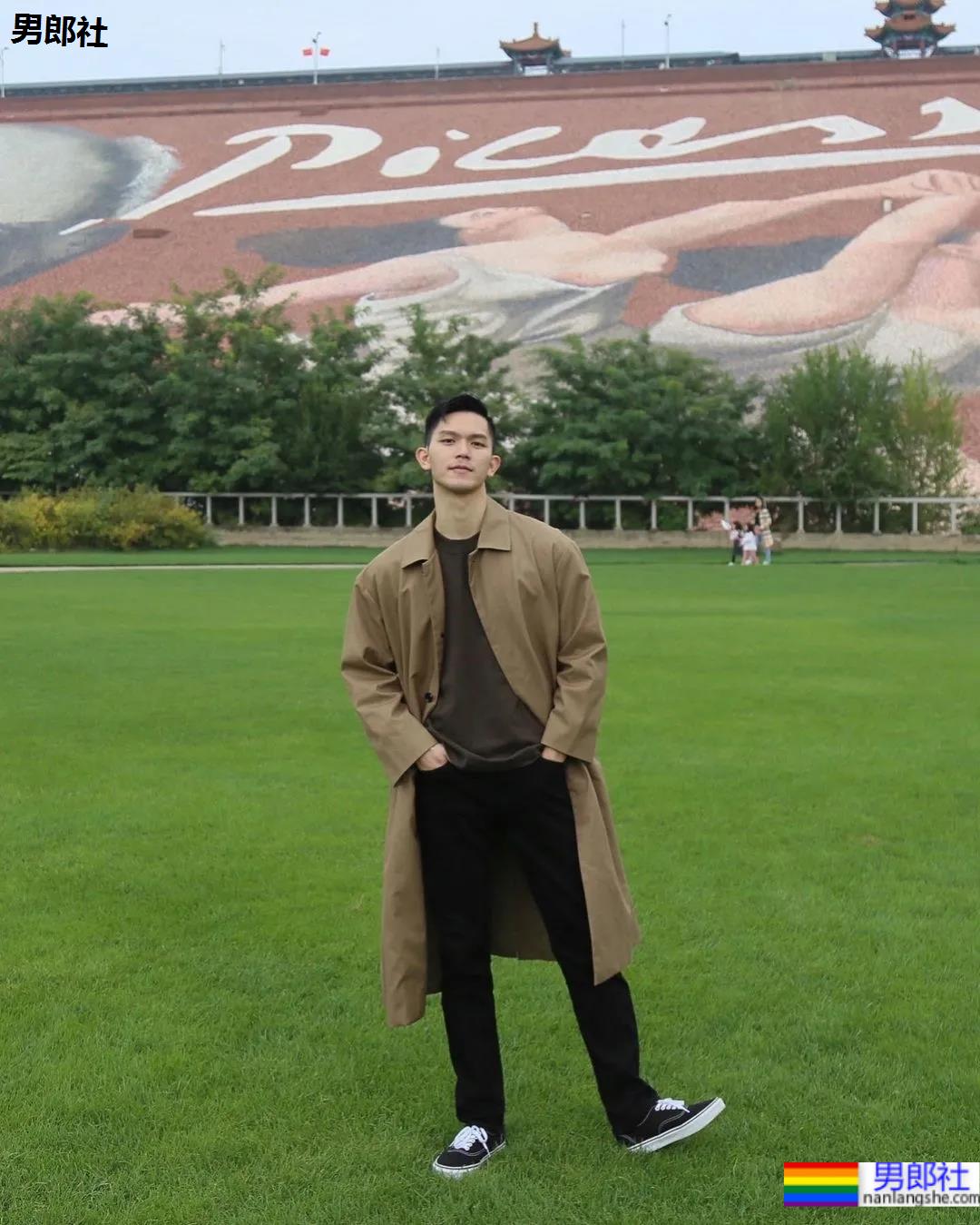 正装小哥来了,他怎么哪里都这么帅! - 51虹马 正装小哥来了,他怎么哪里都这么帅! - 51虹马