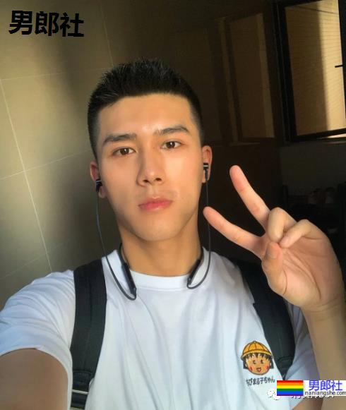 发现一枚浓眉大眼的宝藏男孩，这颜值肯定成新网红 - 51虹马