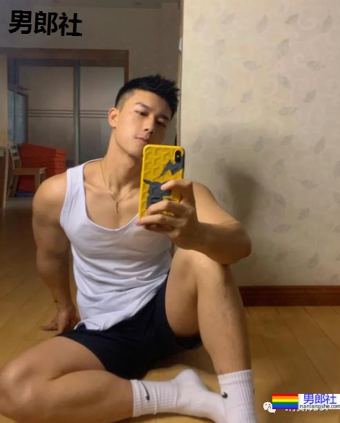 发现一枚浓眉大眼的宝藏男孩，这颜值肯定成新网红 - 51虹马