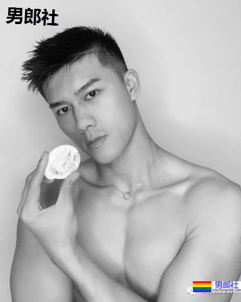 发现一枚浓眉大眼的宝藏男孩，这颜值肯定成新网红 - 51虹马