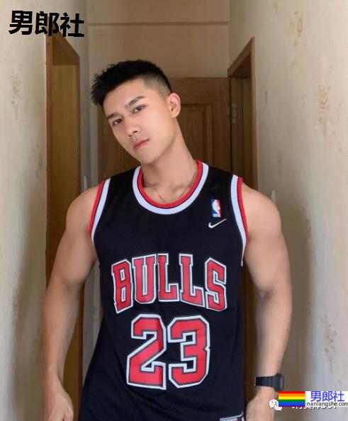 发现一枚浓眉大眼的宝藏男孩，这颜值肯定成新网红 - 51虹马