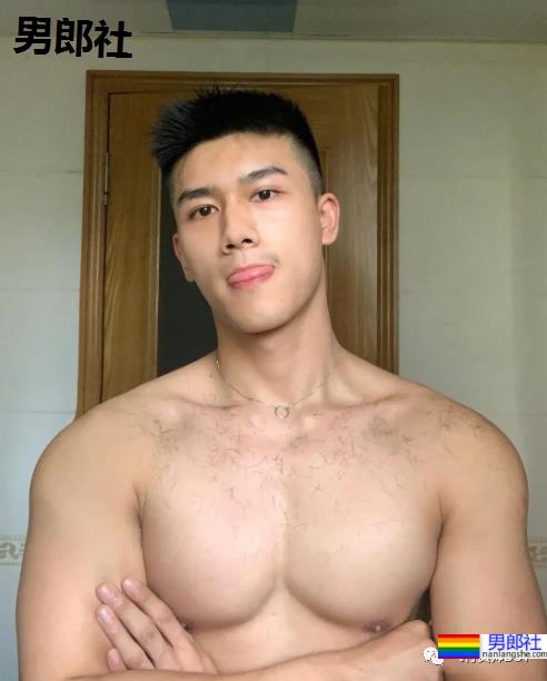 发现一枚浓眉大眼的宝藏男孩，这颜值肯定成新网红 - 51虹马