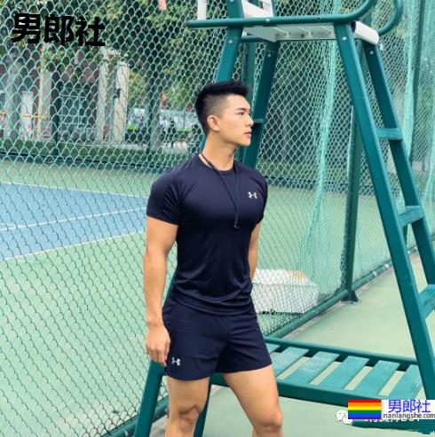 发现一枚浓眉大眼的宝藏男孩，这颜值肯定成新网红 - 51虹马