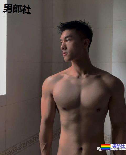 发现一枚浓眉大眼的宝藏男孩，这颜值肯定成新网红 - 51虹马