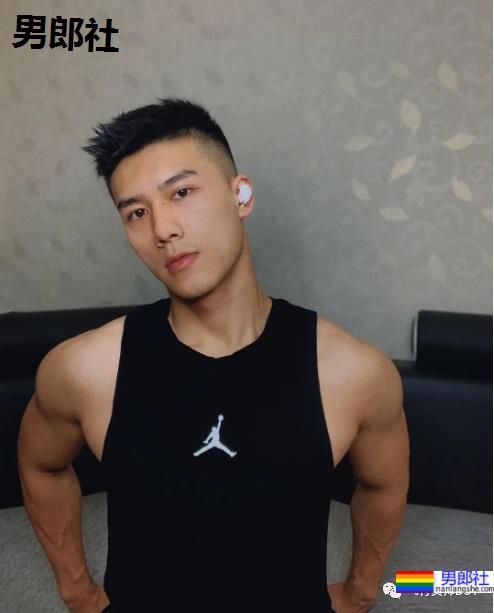 发现一枚浓眉大眼的宝藏男孩，这颜值肯定成新网红 - 51虹马