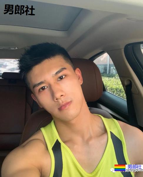 发现一枚浓眉大眼的宝藏男孩，这颜值肯定成新网红 - 51虹马