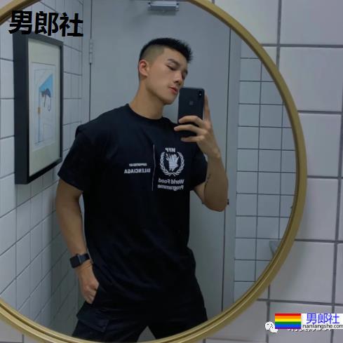 发现一枚浓眉大眼的宝藏男孩，这颜值肯定成新网红 - 51虹马