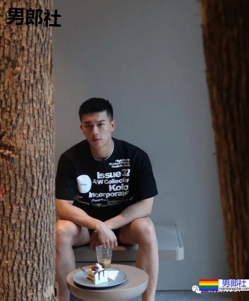 发现一枚浓眉大眼的宝藏男孩，这颜值肯定成新网红 - 51虹马