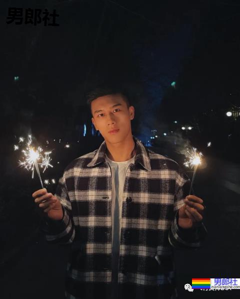 发现一枚浓眉大眼的宝藏男孩，这颜值肯定成新网红 - 51虹马