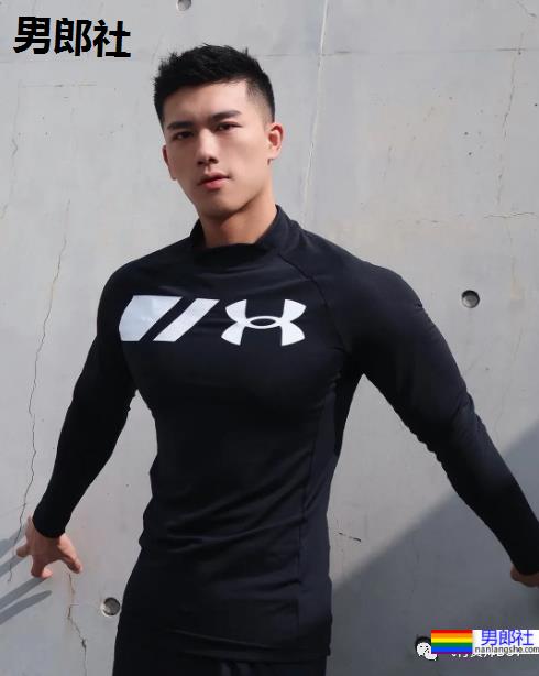 发现一枚浓眉大眼的宝藏男孩，这颜值肯定成新网红 - 51虹马