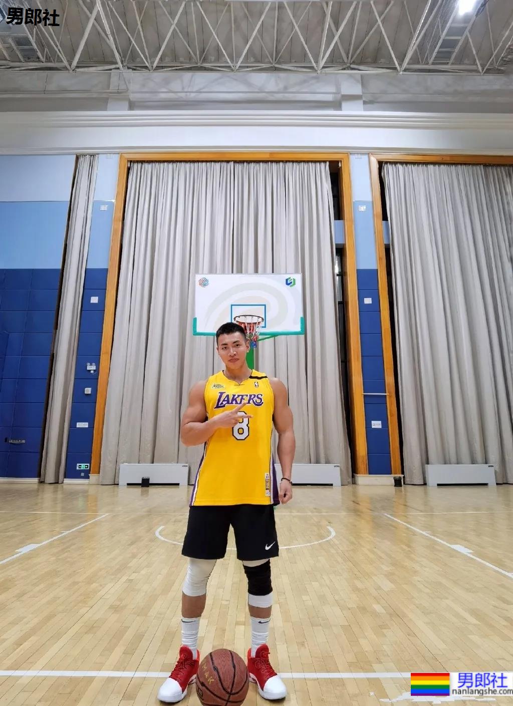 野生寸头腱子肉篮球帅哥，八块腹肌倒三角身材，荷尔蒙快爆发了!！ - 51虹马