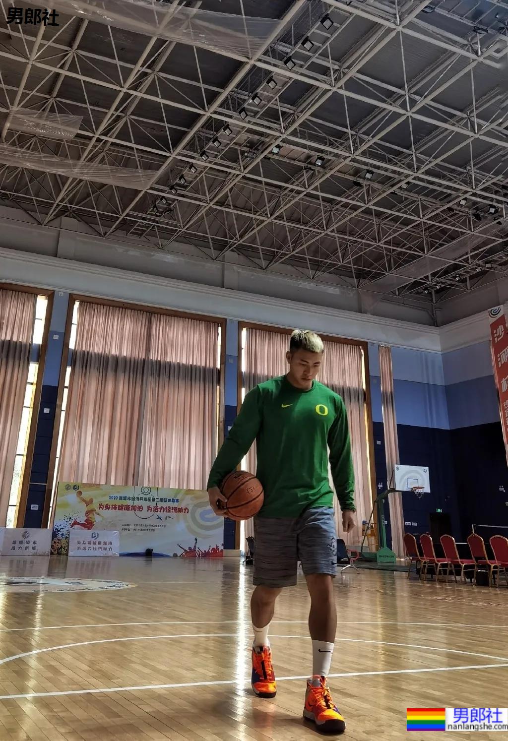 野生寸头腱子肉篮球帅哥，八块腹肌倒三角身材，荷尔蒙快爆发了!！ - 51虹马