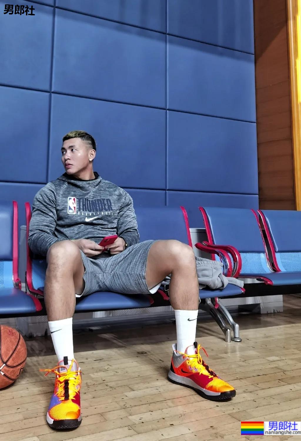 野生寸头腱子肉篮球帅哥，八块腹肌倒三角身材，荷尔蒙快爆发了!！ - 51虹马