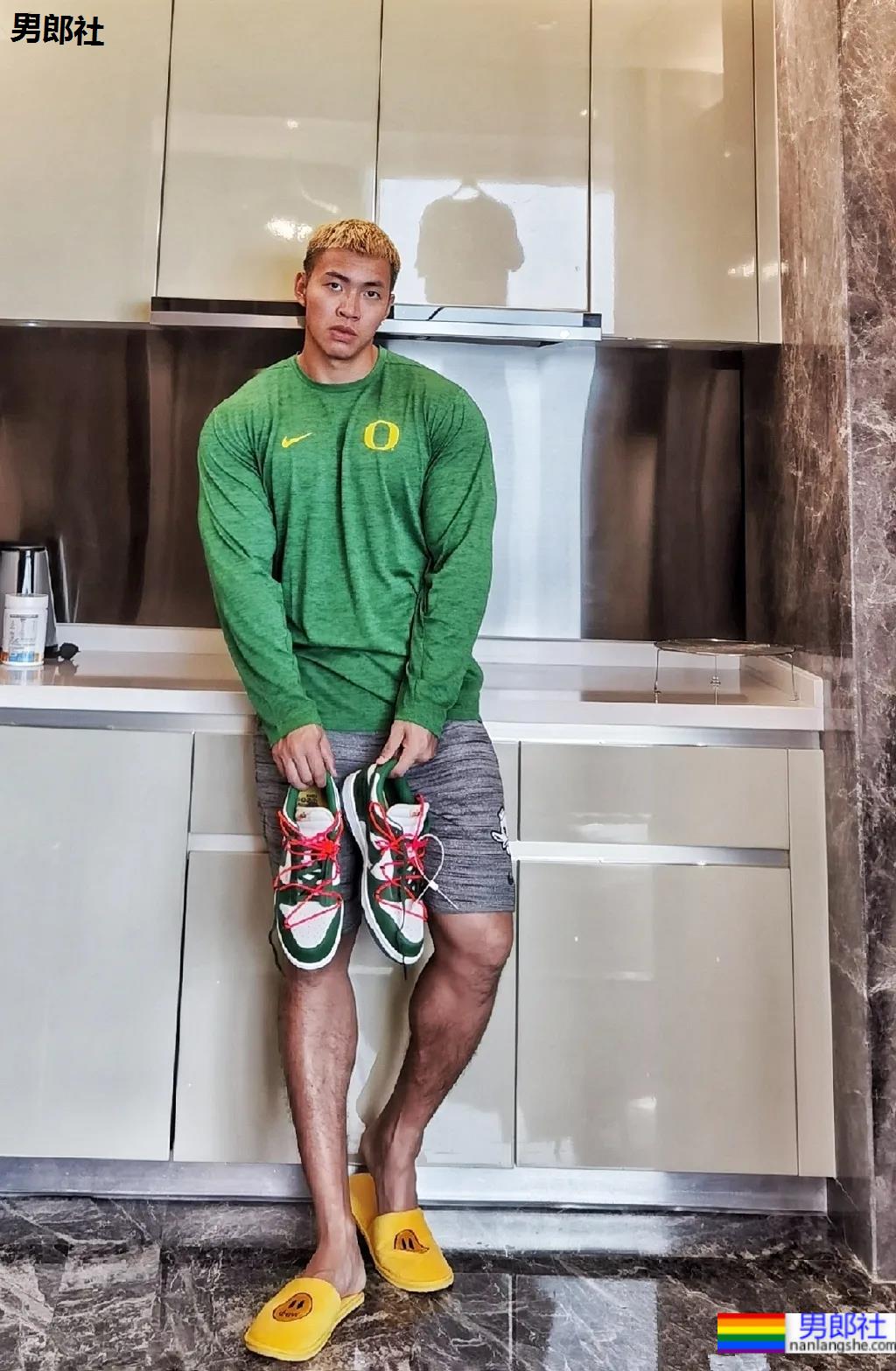 野生寸头腱子肉篮球帅哥，八块腹肌倒三角身材，荷尔蒙快爆发了!！ - 51虹马