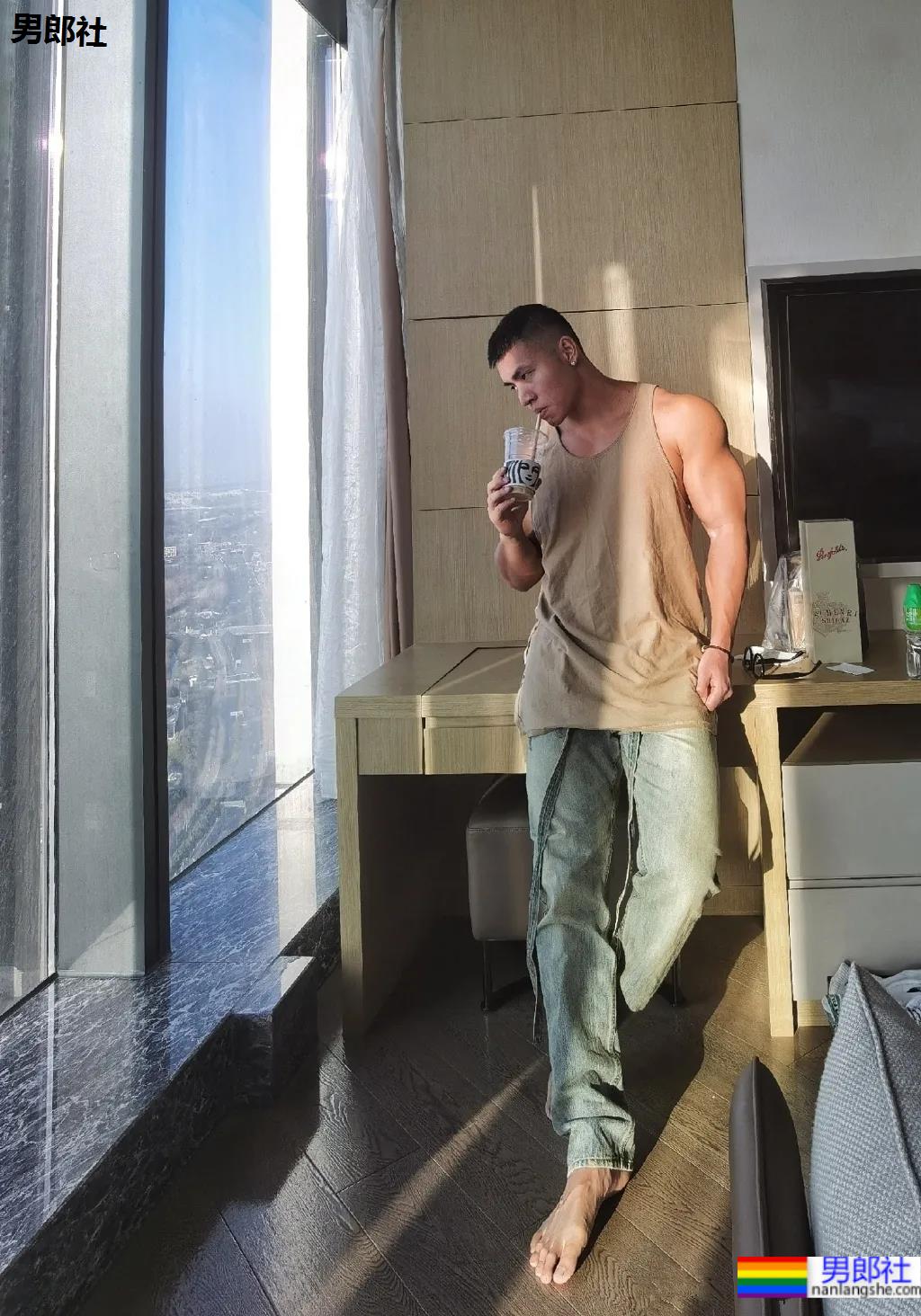 野生寸头腱子肉篮球帅哥，八块腹肌倒三角身材，荷尔蒙快爆发了!！ - 51虹马