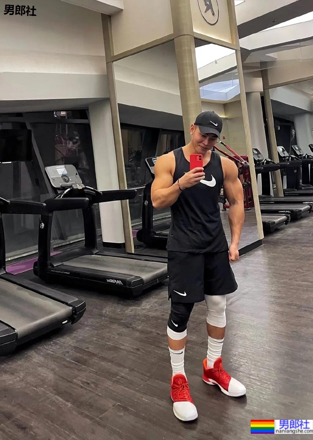 野生寸头腱子肉篮球帅哥，八块腹肌倒三角身材，荷尔蒙快爆发了!！ - 51虹马