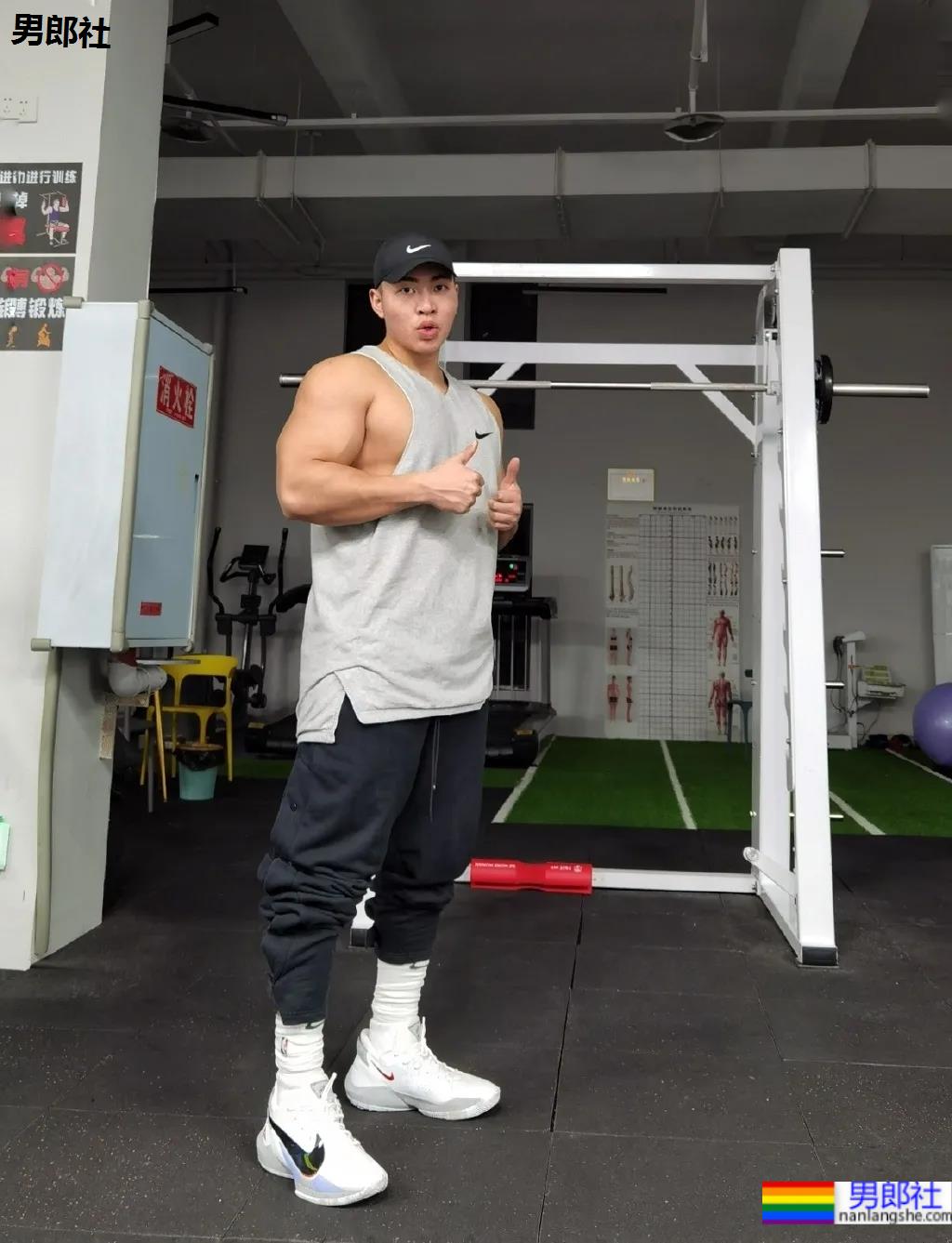 野生寸头腱子肉篮球帅哥，八块腹肌倒三角身材，荷尔蒙快爆发了!！ - 51虹马