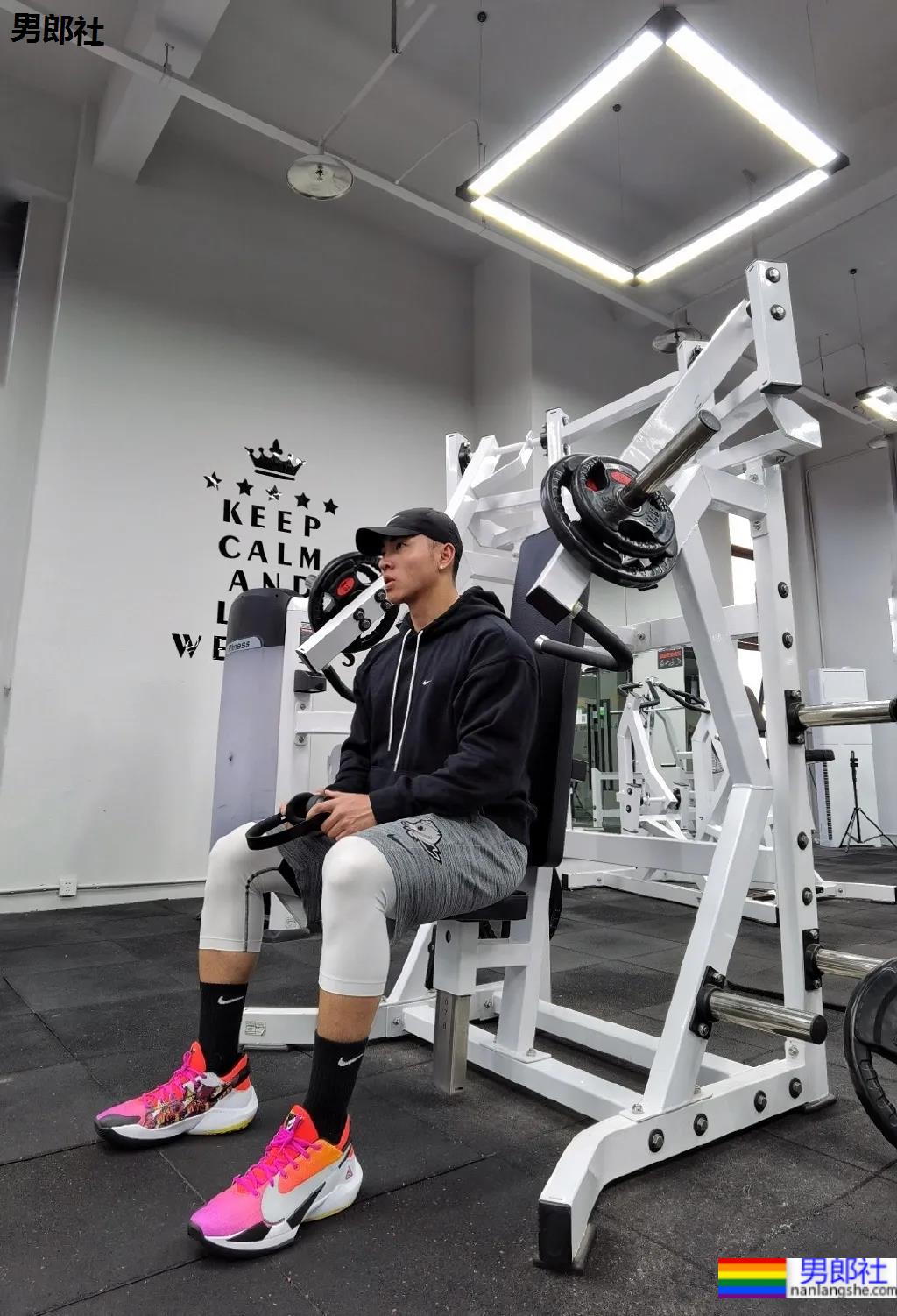 野生寸头腱子肉篮球帅哥，八块腹肌倒三角身材，荷尔蒙快爆发了!！ - 51虹马