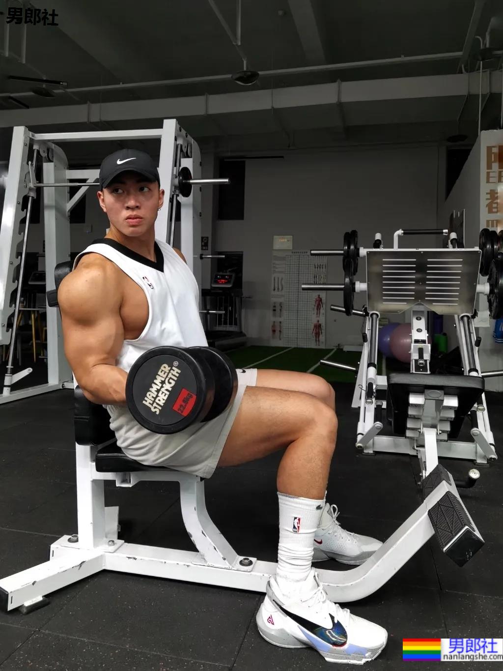 野生寸头腱子肉篮球帅哥，八块腹肌倒三角身材，荷尔蒙快爆发了!！ - 51虹马