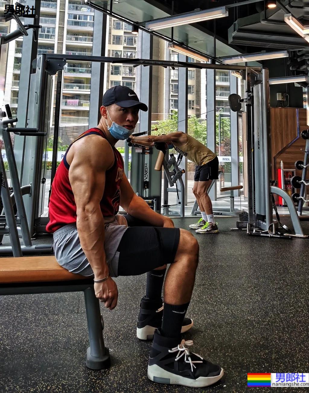 野生寸头腱子肉篮球帅哥，八块腹肌倒三角身材，荷尔蒙快爆发了!！ - 51虹马