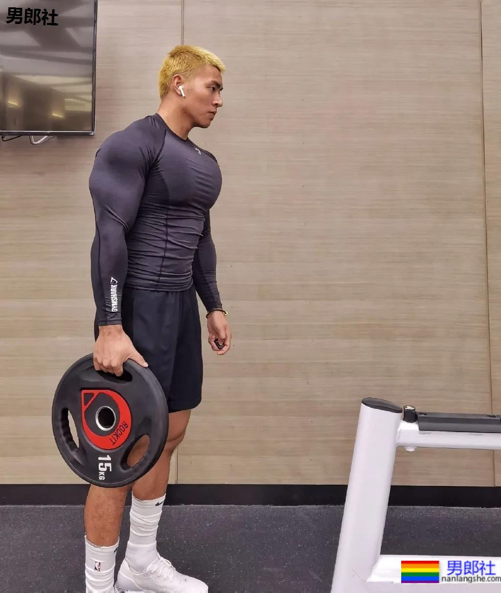 野生寸头腱子肉篮球帅哥，八块腹肌倒三角身材，荷尔蒙快爆发了!！ - 51虹马