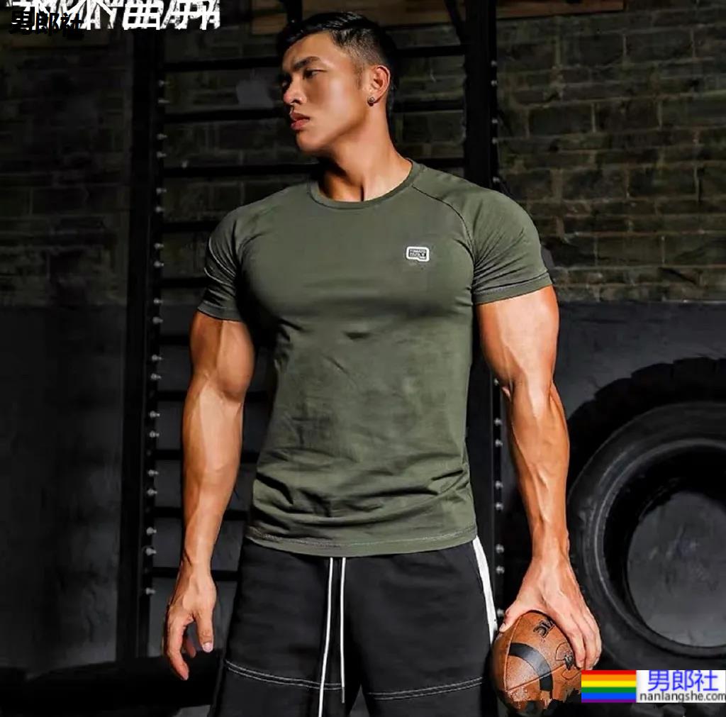 野生寸头腱子肉篮球帅哥，八块腹肌倒三角身材，荷尔蒙快爆发了!！ - 51虹马