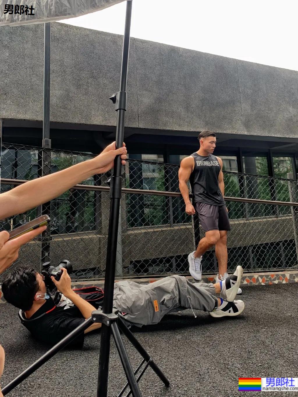 野生寸头腱子肉篮球帅哥，八块腹肌倒三角身材，荷尔蒙快爆发了!！ - 51虹马