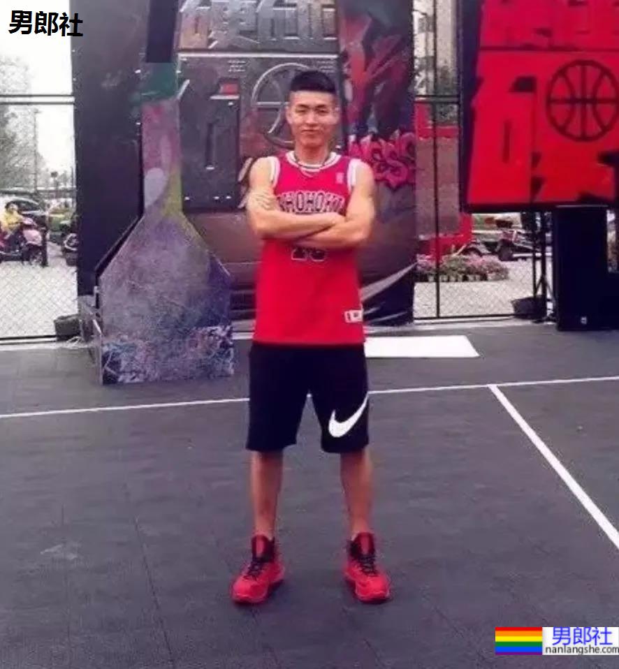 野生寸头腱子肉篮球帅哥，八块腹肌倒三角身材，荷尔蒙快爆发了!！ - 51虹马