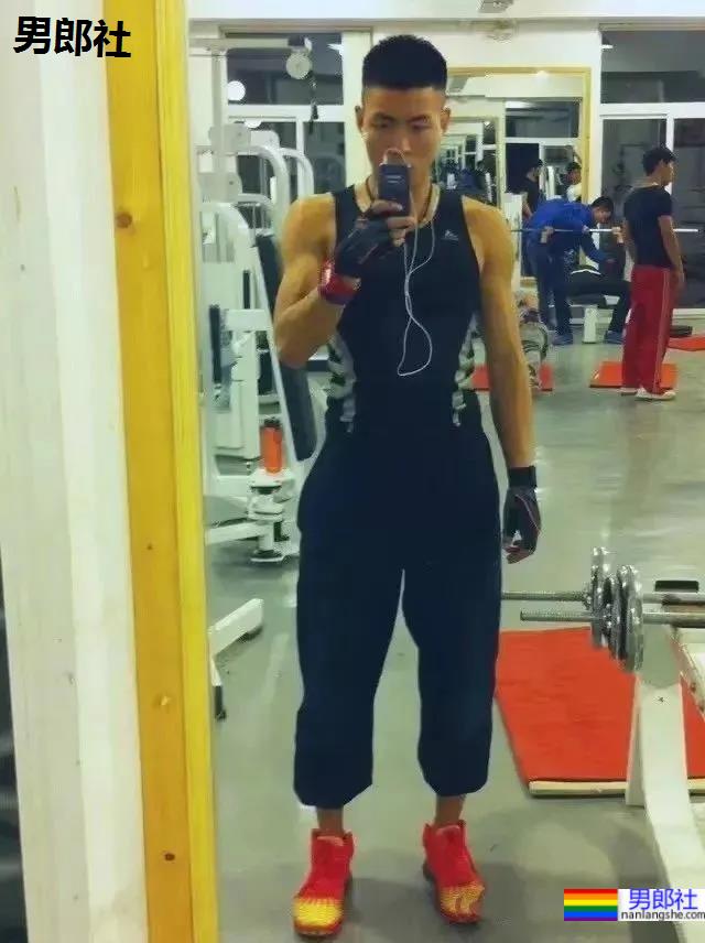 野生寸头腱子肉篮球帅哥，八块腹肌倒三角身材，荷尔蒙快爆发了!！ - 51虹马