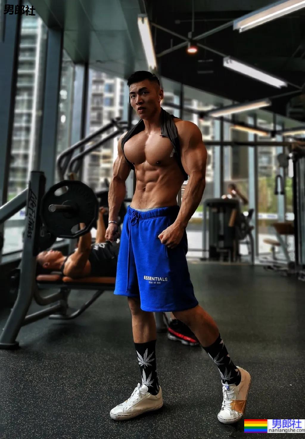 野生寸头腱子肉篮球帅哥，八块腹肌倒三角身材，荷尔蒙快爆发了!！ - 51虹马