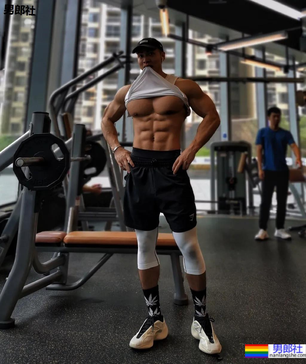 野生寸头腱子肉篮球帅哥，八块腹肌倒三角身材，荷尔蒙快爆发了!！ - 51虹马