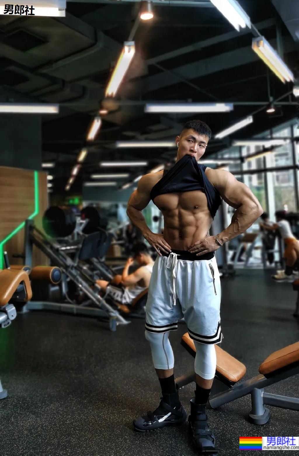 野生寸头腱子肉篮球帅哥，八块腹肌倒三角身材，荷尔蒙快爆发了!！ - 51虹马