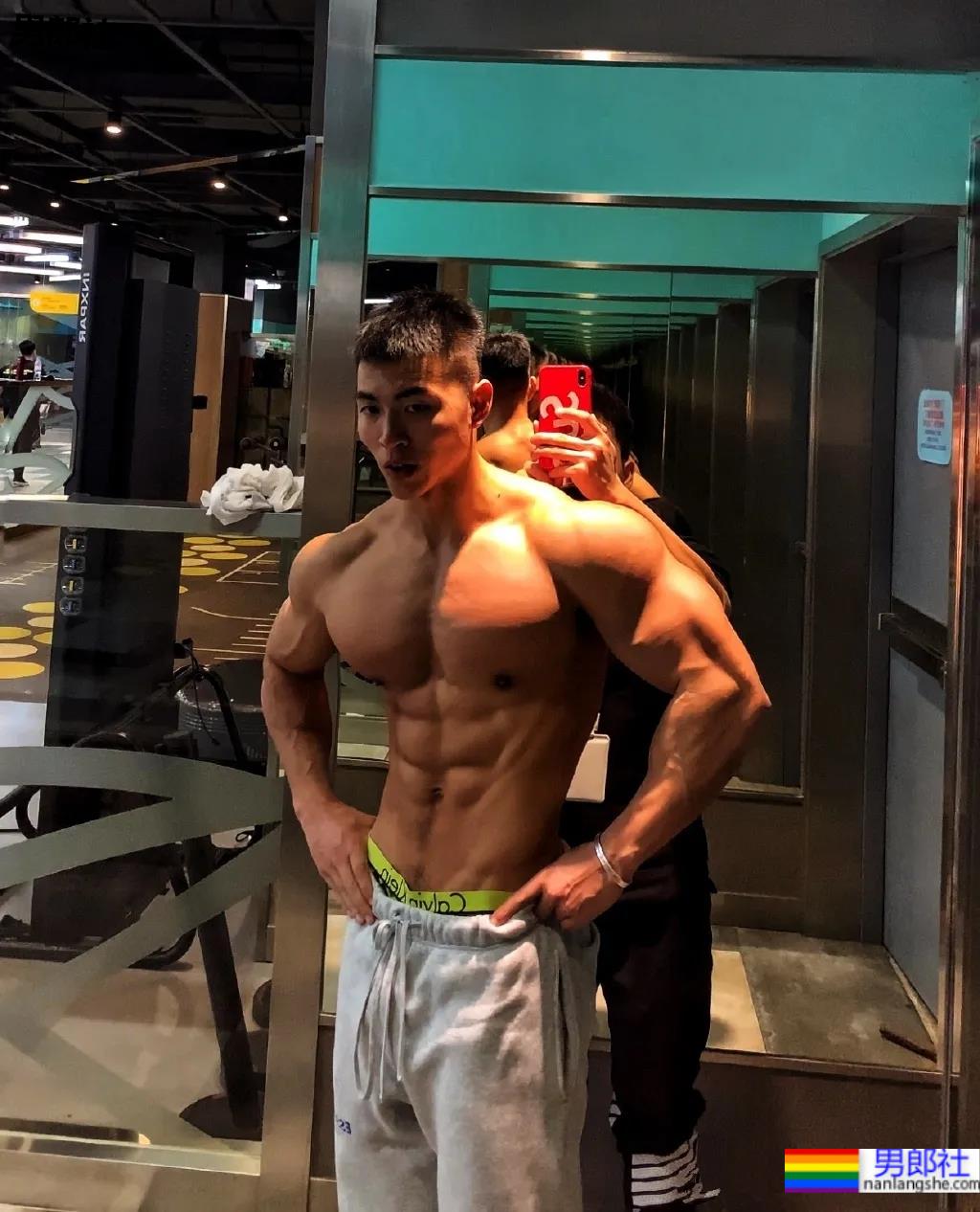 野生寸头腱子肉篮球帅哥，八块腹肌倒三角身材，荷尔蒙快爆发了!！ - 51虹马