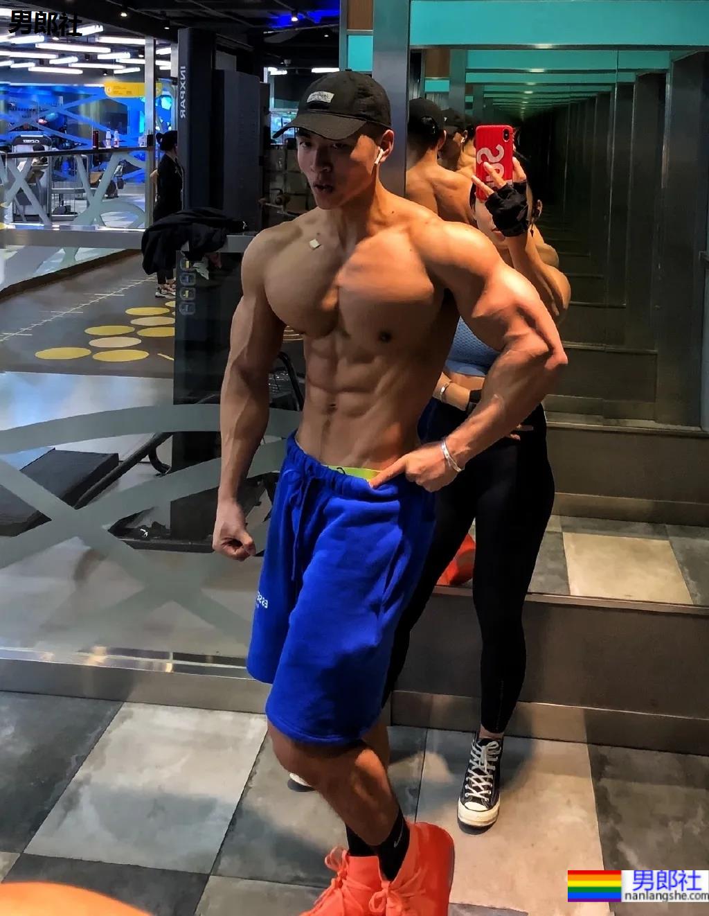 野生寸头腱子肉篮球帅哥，八块腹肌倒三角身材，荷尔蒙快爆发了!！ - 51虹马